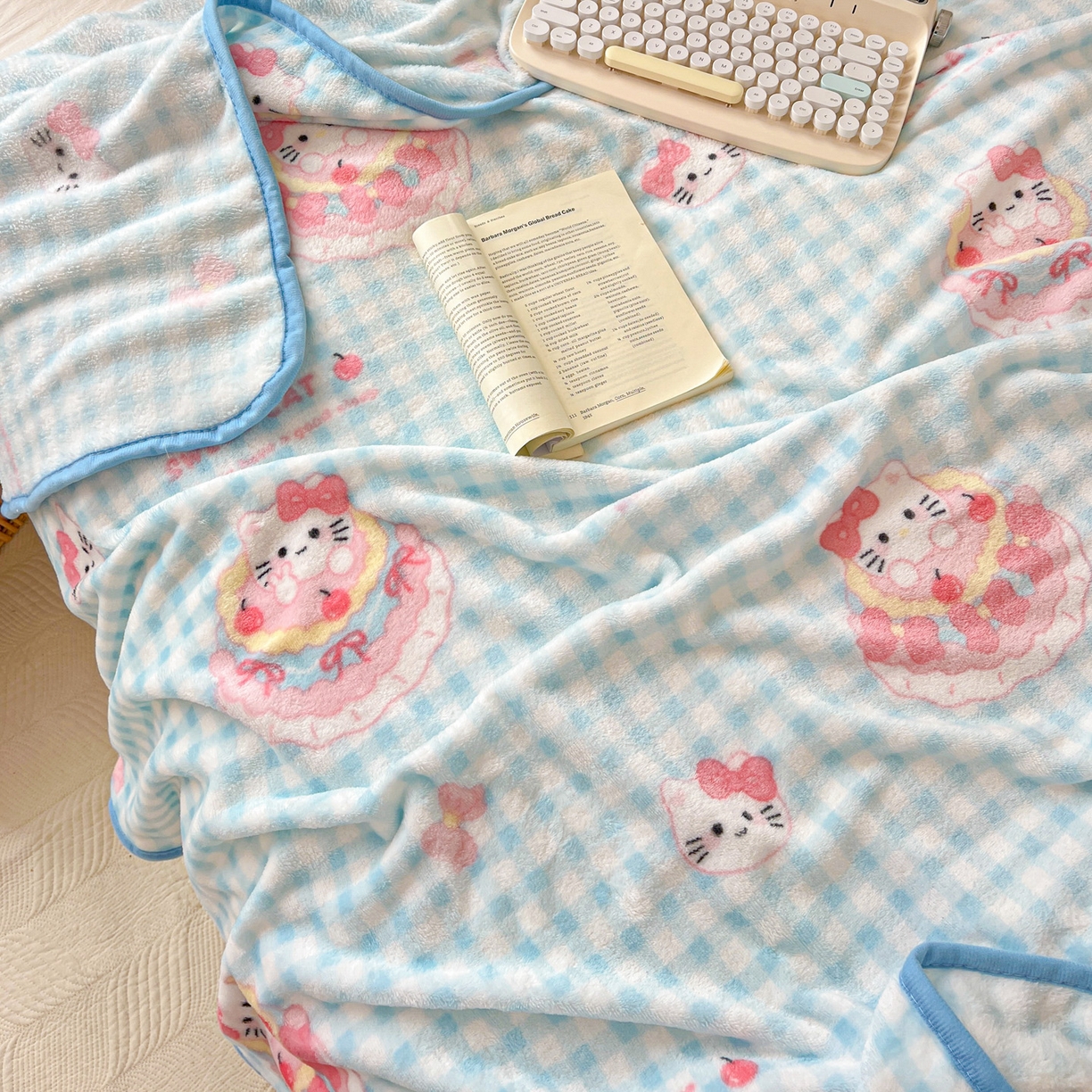 91家纺网 家纺一手货源 找家纺 （总）富米莱（原臻工厂） 2025新款正版授权三丽鸥高克重卡通牛奶绒毛毯多功能毯子盖毯一搭配亮色包边