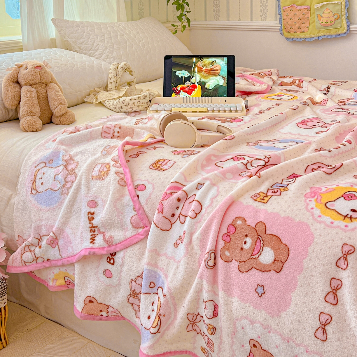 91家纺网 家纺一手货源 找家纺 （总）富米莱（原臻工厂） 2025新款正版授权三丽鸥高克重卡通牛奶绒毛毯多功能毯子盖毯一搭配亮色包边