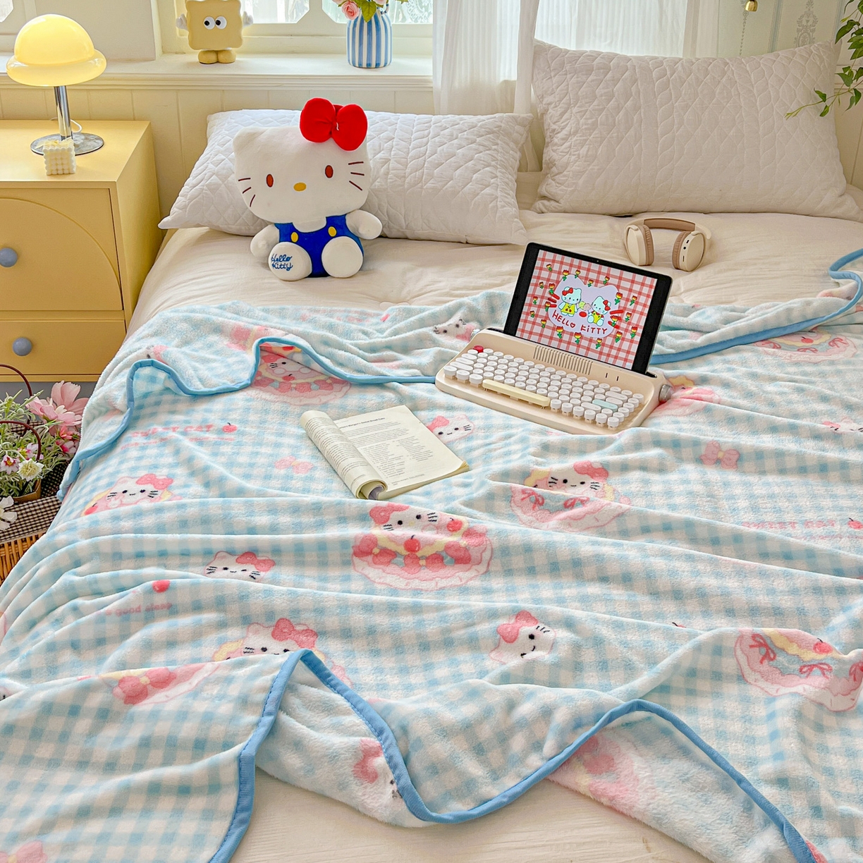 91家纺网 家纺一手货源 找家纺 富米莱（原臻工厂） 2025新款正版授权三丽鸥高克重卡通牛奶绒毛毯多功能毯子盖毯一搭配亮色包边 一口蛋糕猫