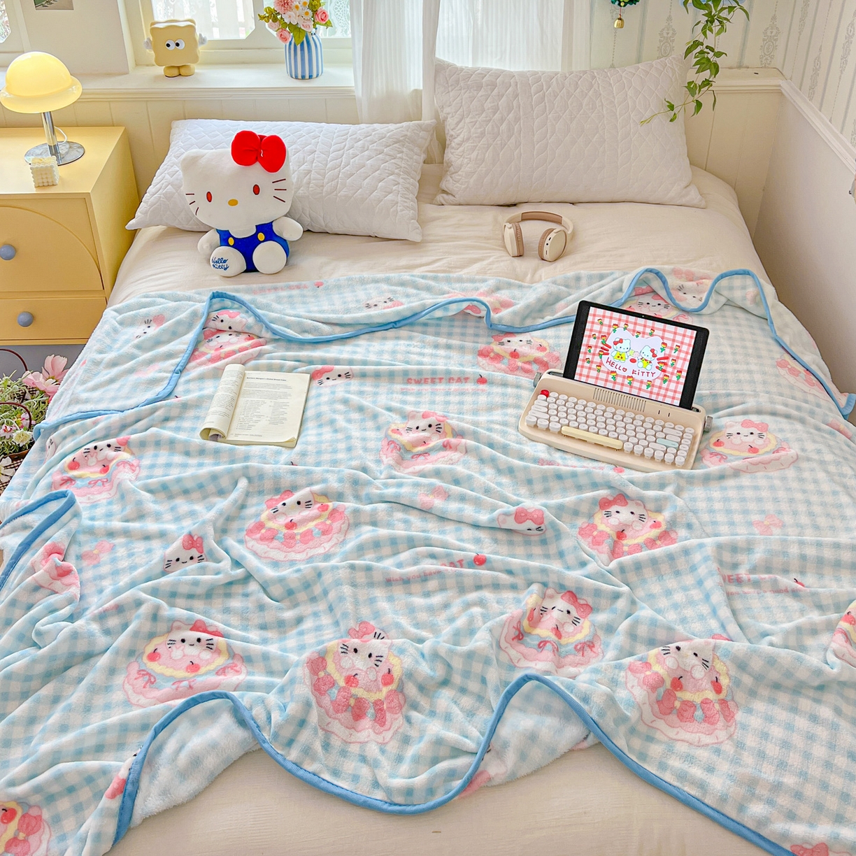 91家纺网 家纺一手货源 找家纺 富米莱（原臻工厂） 2025新款正版授权三丽鸥高克重卡通牛奶绒毛毯多功能毯子盖毯一搭配亮色包边 一口蛋糕猫