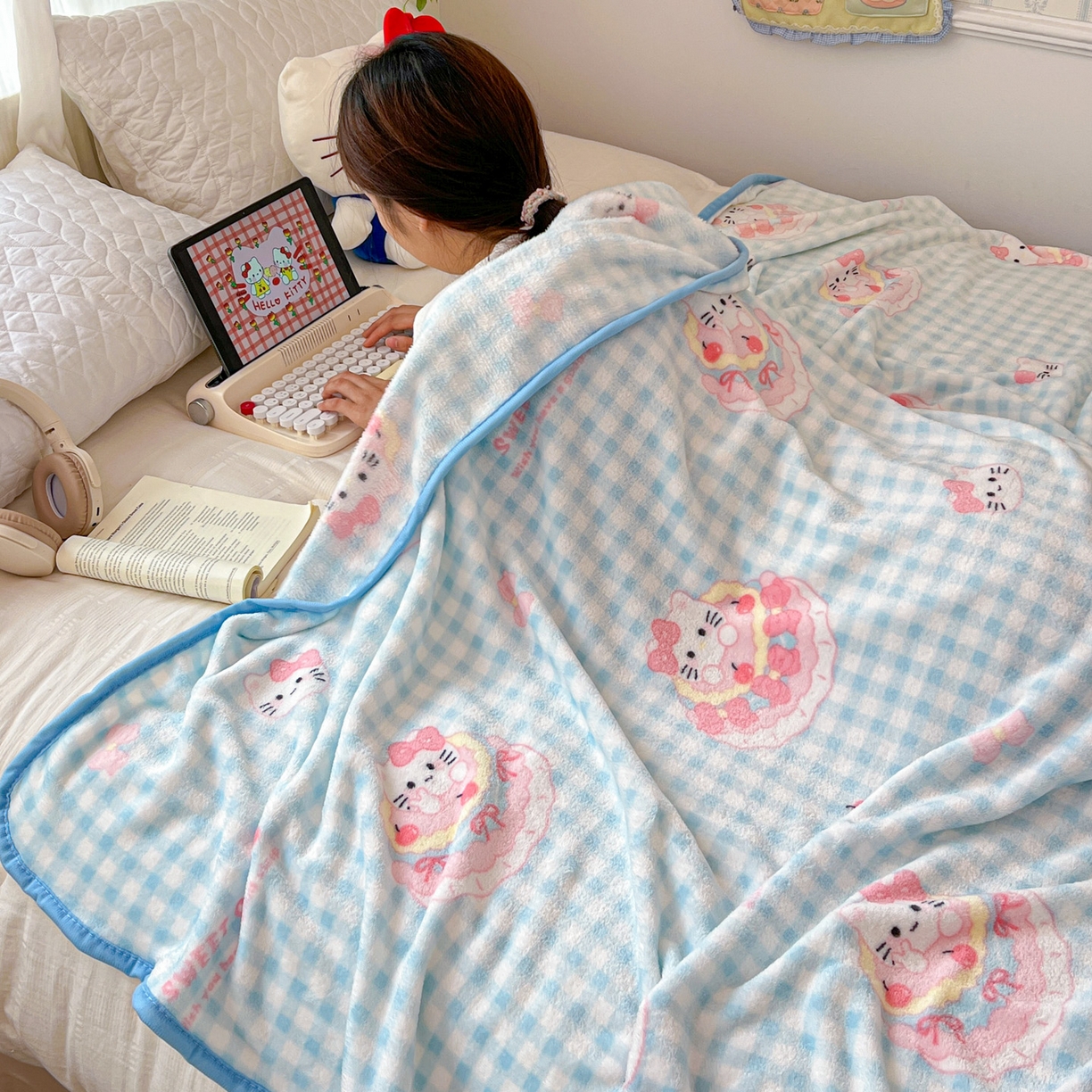 91家纺网 家纺一手货源 找家纺 富米莱（原臻工厂） 2025新款正版授权三丽鸥高克重卡通牛奶绒毛毯多功能毯子盖毯一搭配亮色包边 一口蛋糕猫