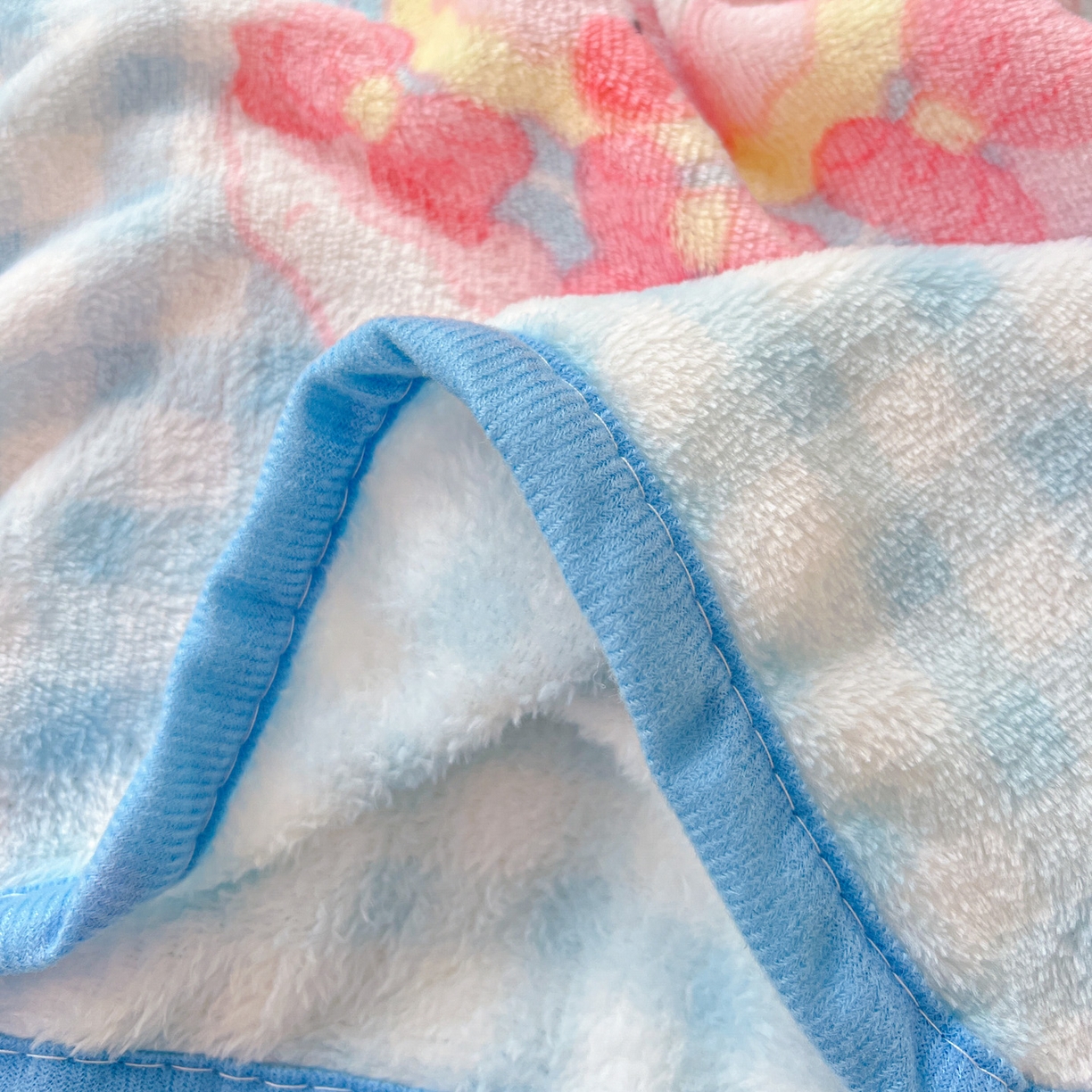 91家纺网 家纺一手货源 找家纺 富米莱（原臻工厂） 2025新款正版授权三丽鸥高克重卡通牛奶绒毛毯多功能毯子盖毯一搭配亮色包边 一口蛋糕猫