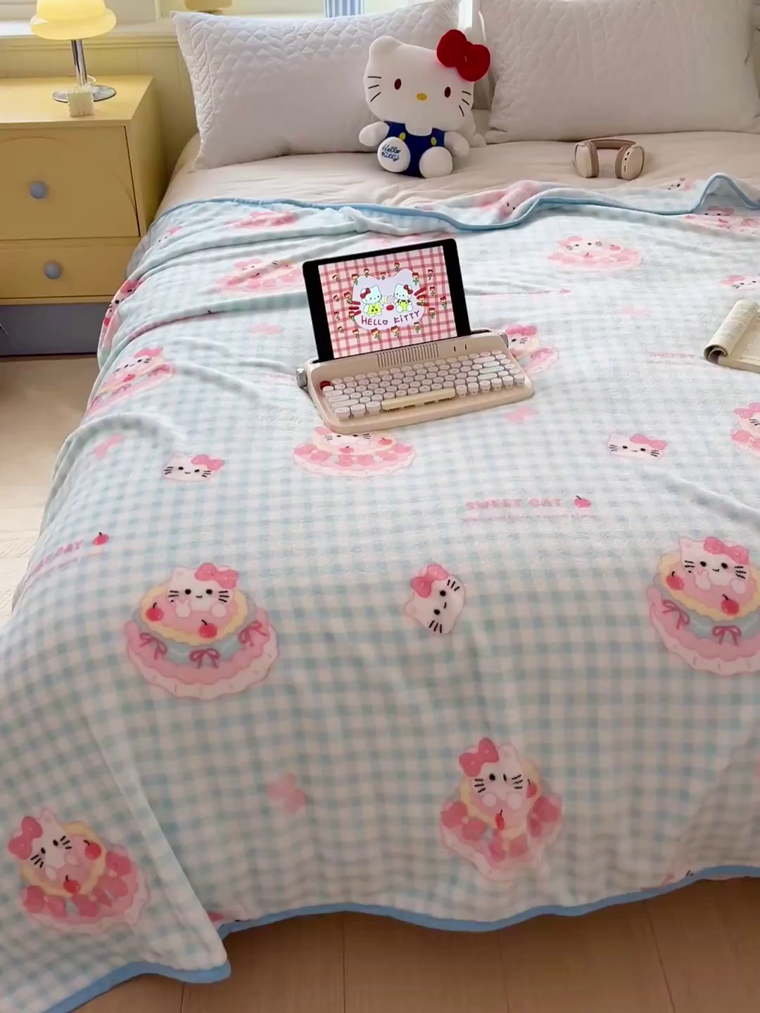 91家纺网 家纺一手货源 找家纺 富米莱（原臻工厂） 2025新款正版授权三丽鸥高克重卡通牛奶绒毛毯多功能毯子盖毯一搭配亮色包边 一口蛋糕猫