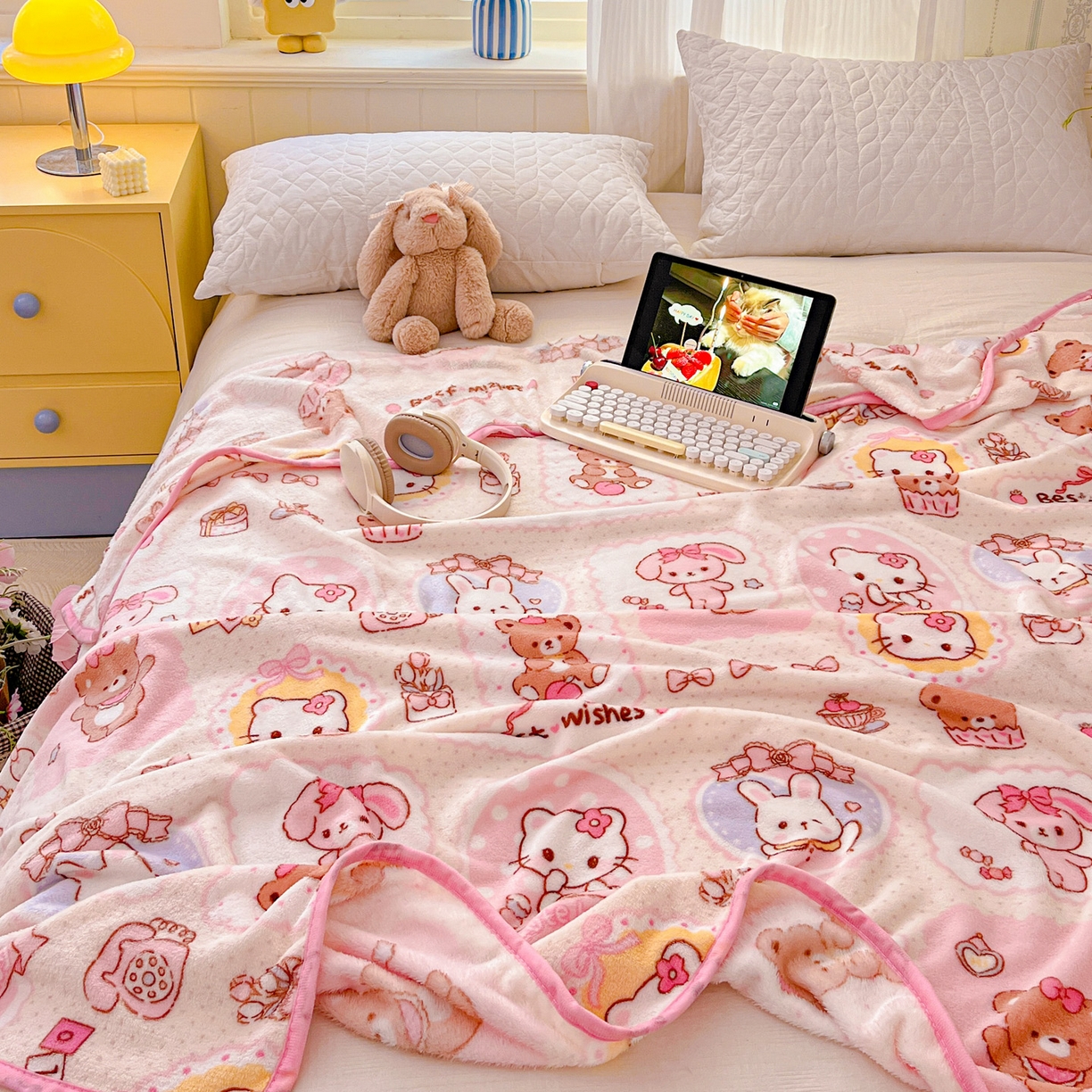 91家纺网 家纺一手货源 找家纺 富米莱（原臻工厂） 2025新款正版授权三丽鸥高克重卡通牛奶绒毛毯多功能毯子盖毯一搭配亮色包边 粉色回忆录