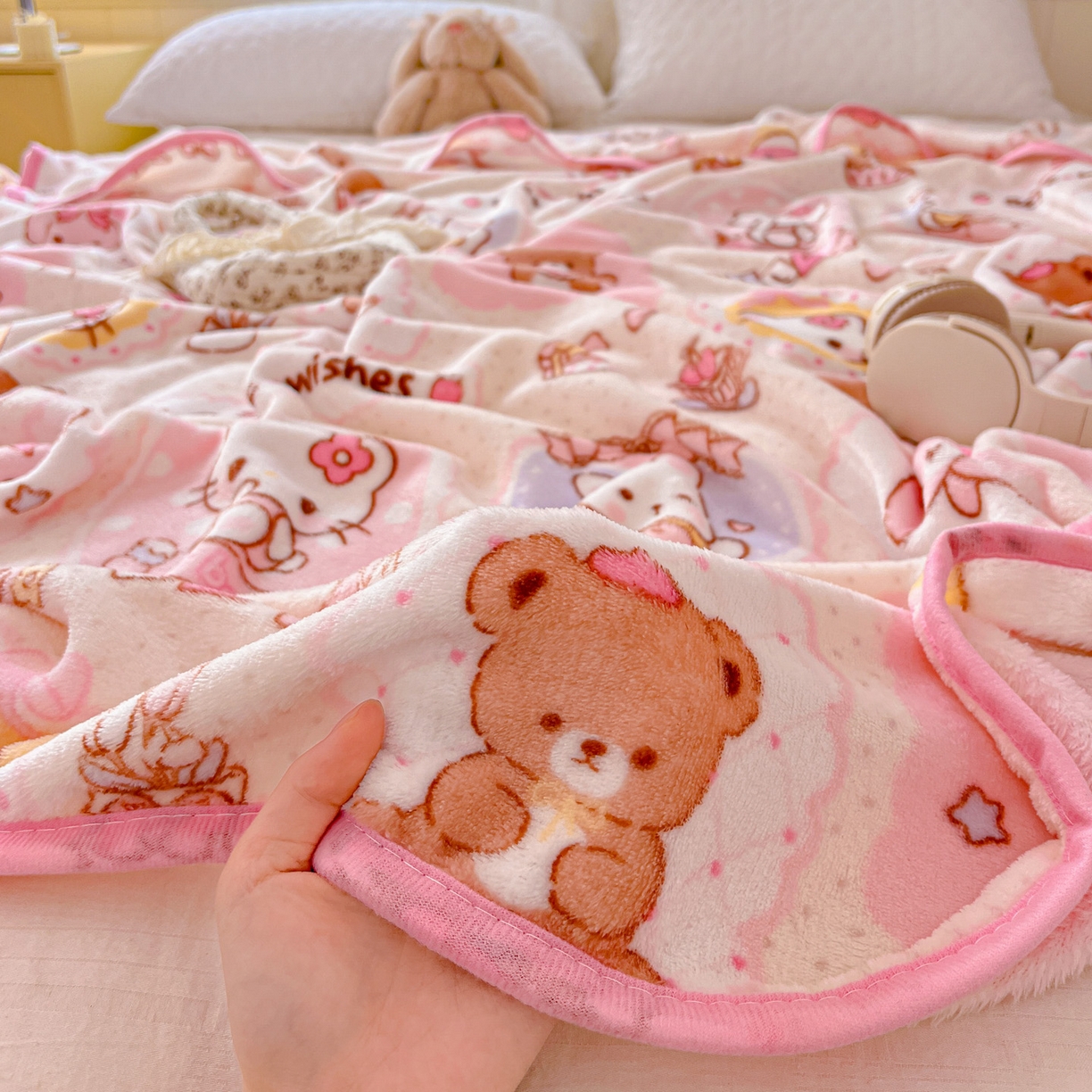 91家纺网 家纺一手货源 找家纺 富米莱（原臻工厂） 2025新款正版授权三丽鸥高克重卡通牛奶绒毛毯多功能毯子盖毯一搭配亮色包边 粉色回忆录