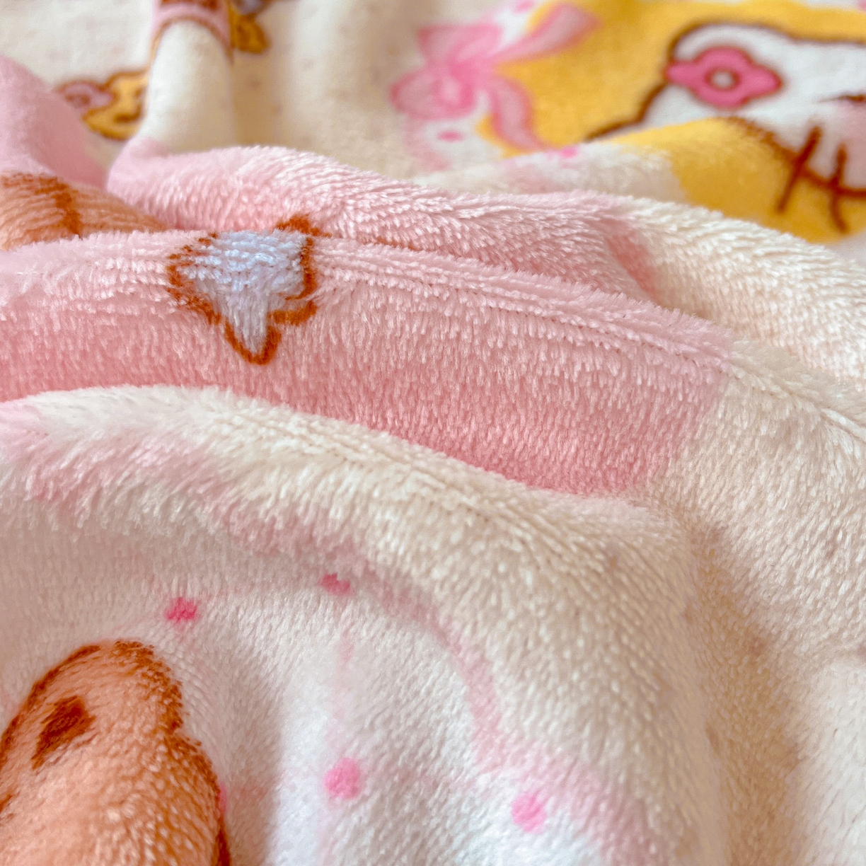 91家纺网 家纺一手货源 找家纺 富米莱（原臻工厂） 2025新款正版授权三丽鸥高克重卡通牛奶绒毛毯多功能毯子盖毯一搭配亮色包边 粉色回忆录