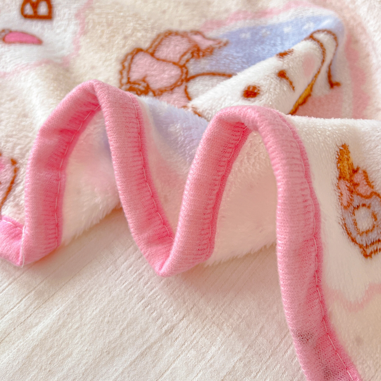 91家纺网 家纺一手货源 找家纺 富米莱（原臻工厂） 2025新款正版授权三丽鸥高克重卡通牛奶绒毛毯多功能毯子盖毯一搭配亮色包边 粉色回忆录