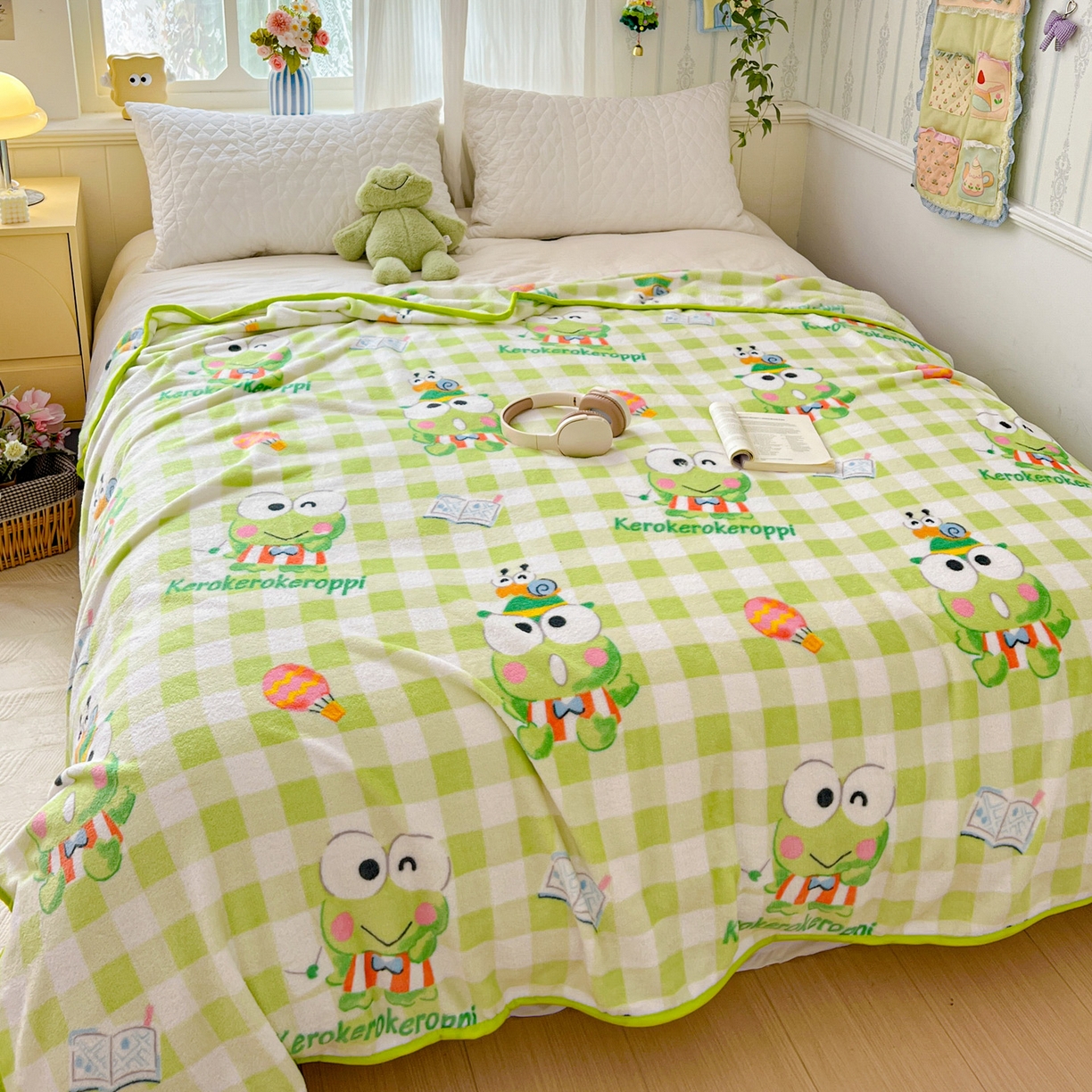 91家纺网 家纺一手货源 找家纺 富米莱（原臻工厂） 2025新款正版授权三丽鸥高克重卡通牛奶绒毛毯多功能毯子盖毯一搭配亮色包边 绿格大眼蛙