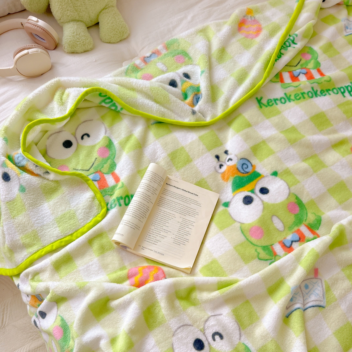 91家纺网 家纺一手货源 找家纺 富米莱（原臻工厂） 2025新款正版授权三丽鸥高克重卡通牛奶绒毛毯多功能毯子盖毯一搭配亮色包边 绿格大眼蛙