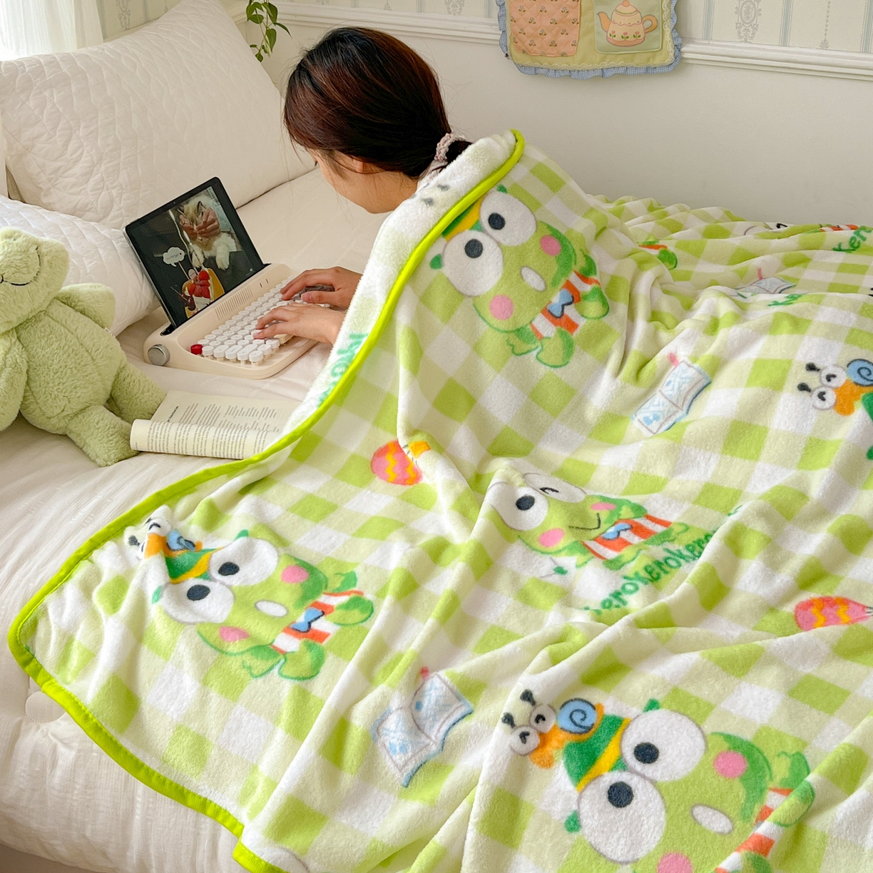91家纺网 家纺一手货源 找家纺 富米莱（原臻工厂） 2025新款正版授权三丽鸥高克重卡通牛奶绒毛毯多功能毯子盖毯一搭配亮色包边 绿格大眼蛙