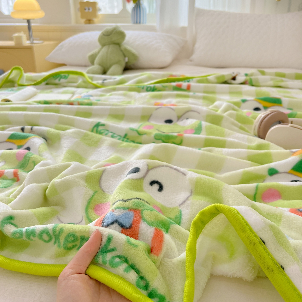 91家纺网 家纺一手货源 找家纺 富米莱（原臻工厂） 2025新款正版授权三丽鸥高克重卡通牛奶绒毛毯多功能毯子盖毯一搭配亮色包边 绿格大眼蛙