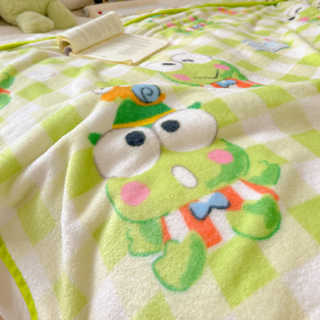 91家纺网 家纺一手货源 找家纺 富米莱（原臻工厂） 2025新款正版授权三丽鸥高克重卡通牛奶绒毛毯多功能毯子盖毯一搭配亮色包边 绿格大眼蛙