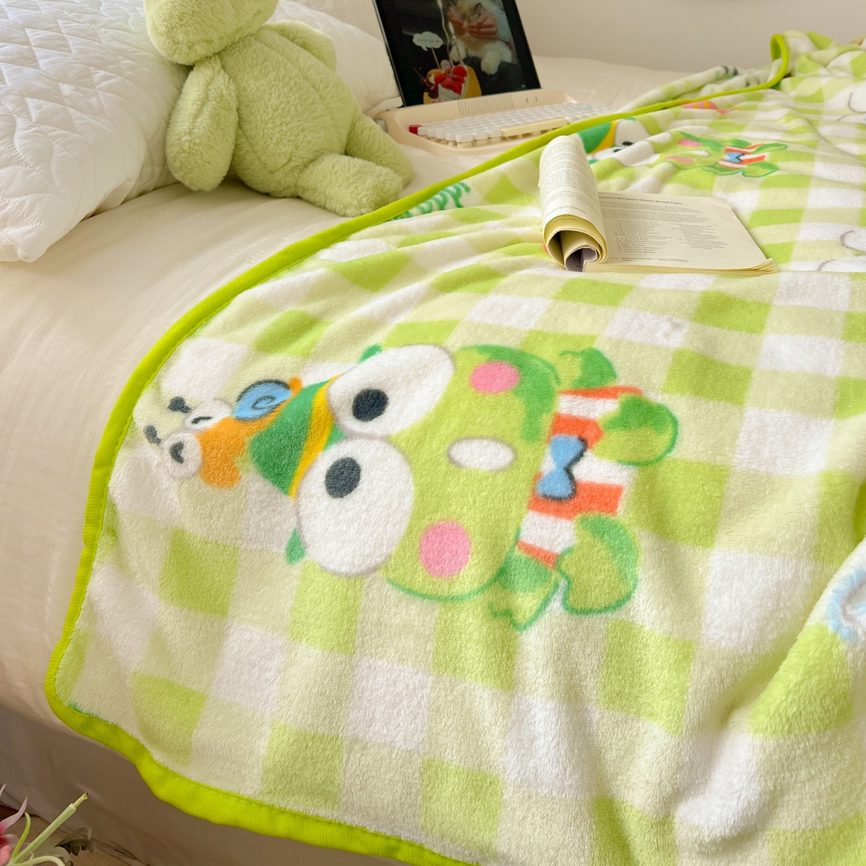 91家纺网 家纺一手货源 找家纺 富米莱（原臻工厂） 2025新款正版授权三丽鸥高克重卡通牛奶绒毛毯多功能毯子盖毯一搭配亮色包边 绿格大眼蛙