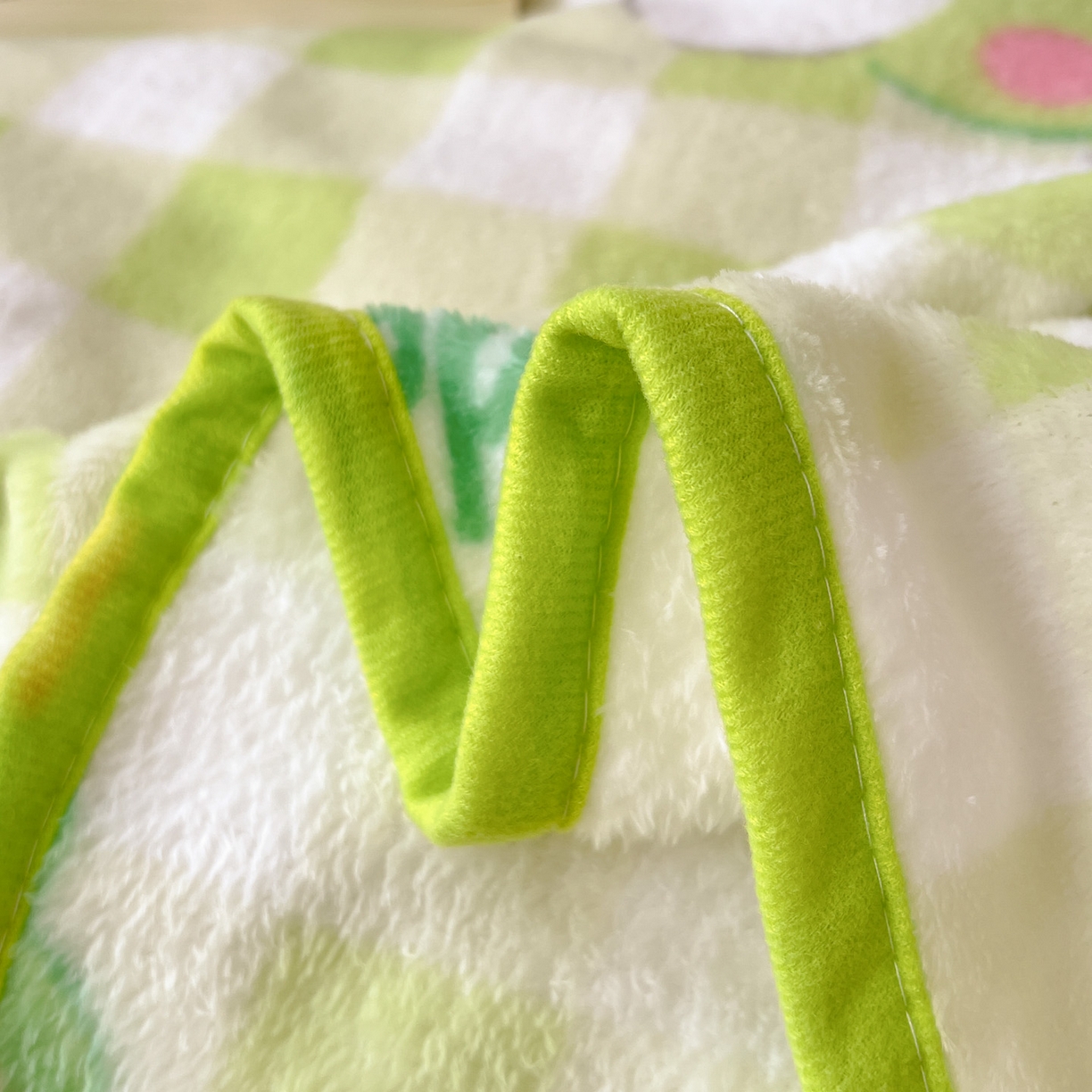 91家纺网 家纺一手货源 找家纺 富米莱（原臻工厂） 2025新款正版授权三丽鸥高克重卡通牛奶绒毛毯多功能毯子盖毯一搭配亮色包边 绿格大眼蛙