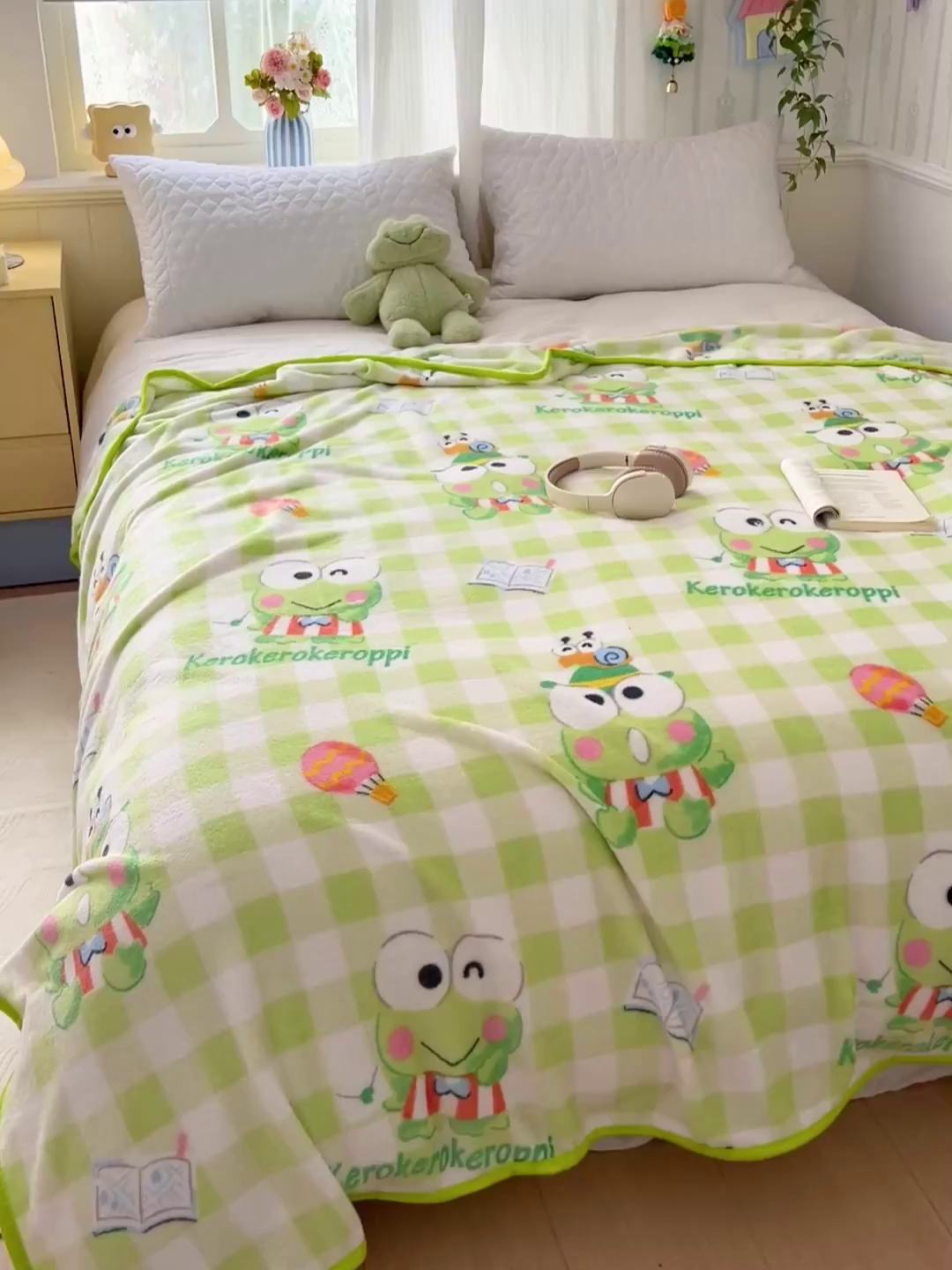 91家纺网 家纺一手货源 找家纺 富米莱（原臻工厂） 2025新款正版授权三丽鸥高克重卡通牛奶绒毛毯多功能毯子盖毯一搭配亮色包边 绿格大眼蛙