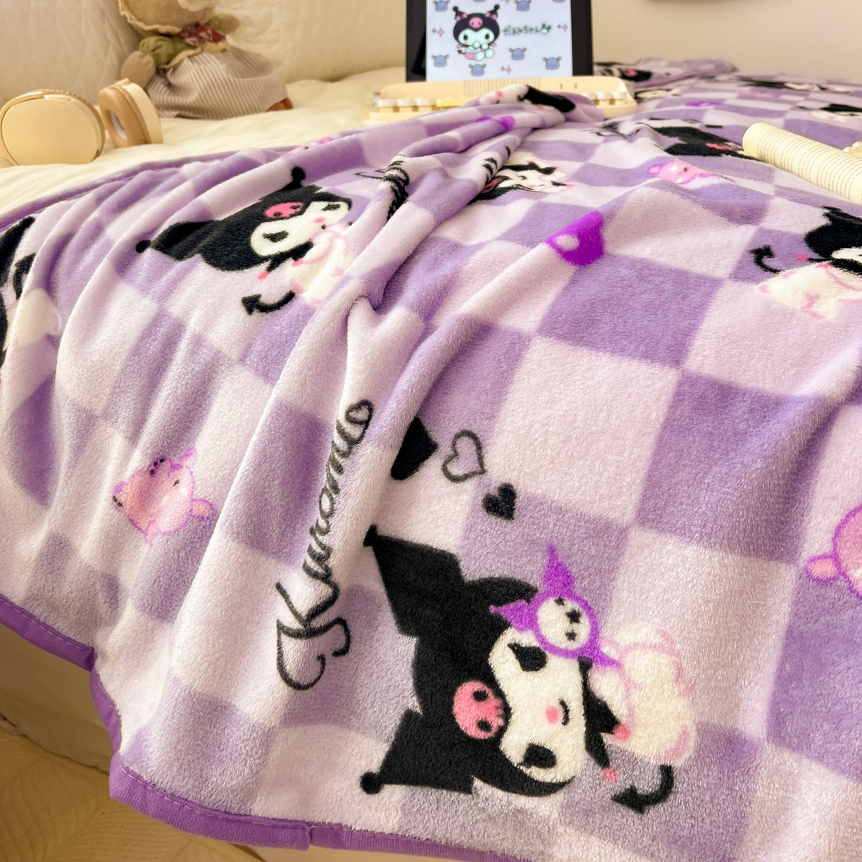 91家纺网 家纺一手货源 找家纺 富米莱（原臻工厂） 2025新款正版授权三丽鸥高克重卡通牛奶绒毛毯多功能毯子盖毯一搭配亮色包边 紫格库洛米