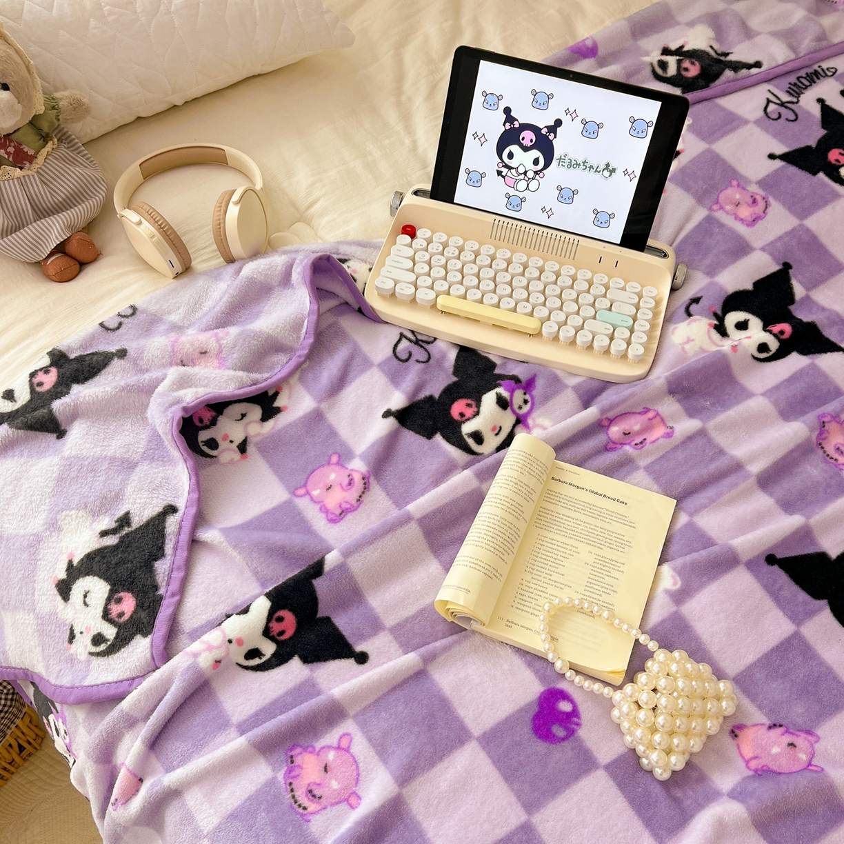 91家纺网 家纺一手货源 找家纺 富米莱（原臻工厂） 2025新款正版授权三丽鸥高克重卡通牛奶绒毛毯多功能毯子盖毯一搭配亮色包边 紫格库洛米