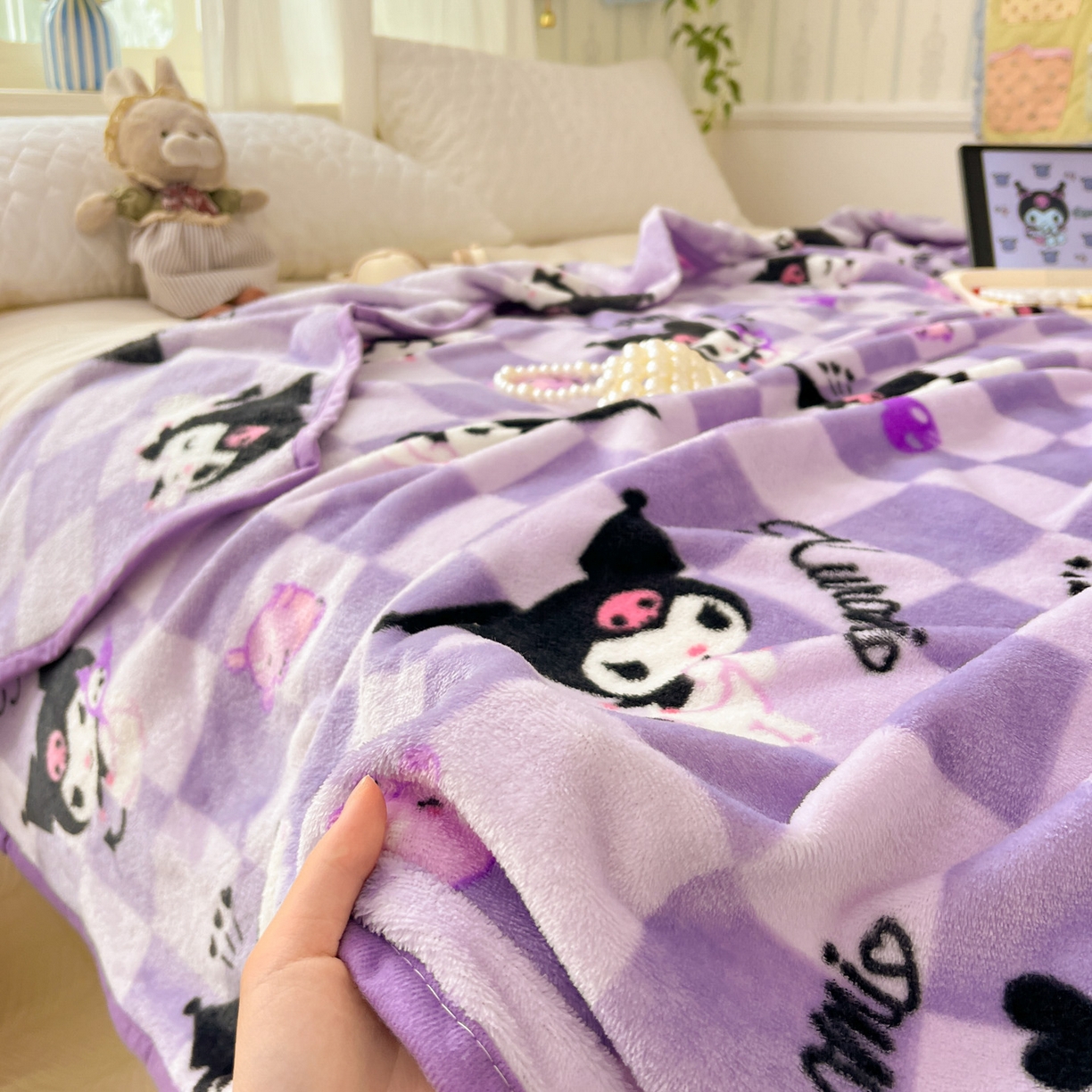 91家纺网 家纺一手货源 找家纺 富米莱（原臻工厂） 2025新款正版授权三丽鸥高克重卡通牛奶绒毛毯多功能毯子盖毯一搭配亮色包边 紫格库洛米