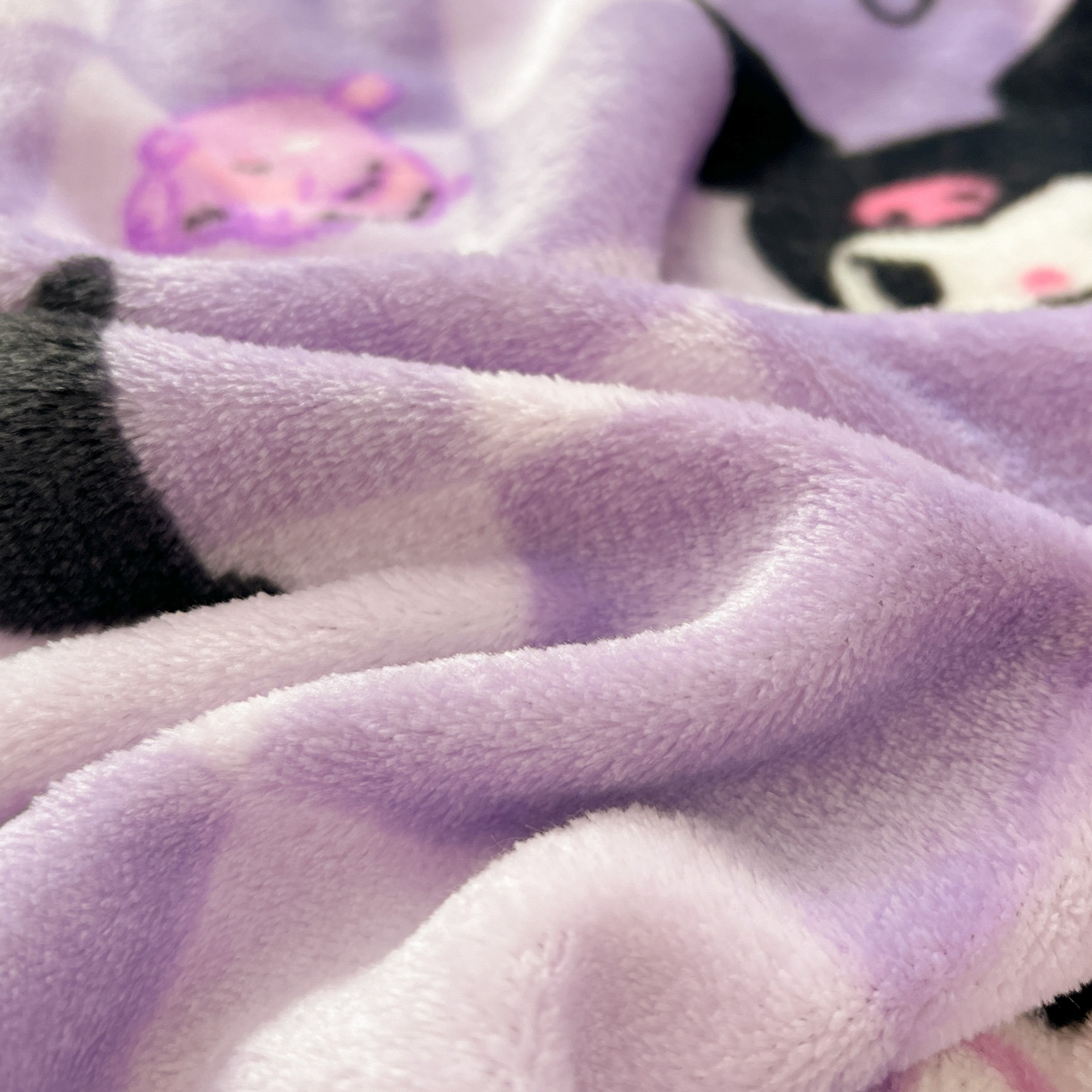 91家纺网 家纺一手货源 找家纺 富米莱（原臻工厂） 2025新款正版授权三丽鸥高克重卡通牛奶绒毛毯多功能毯子盖毯一搭配亮色包边 紫格库洛米