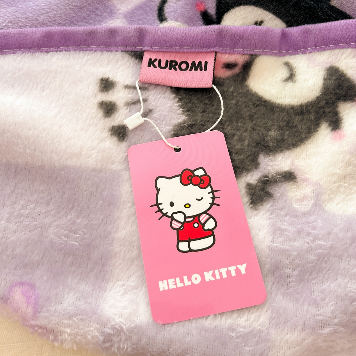 91家纺网 家纺一手货源 找家纺 富米莱（原臻工厂） 2025新款正版授权三丽鸥高克重卡通牛奶绒毛毯多功能毯子盖毯一搭配亮色包边 紫格库洛米