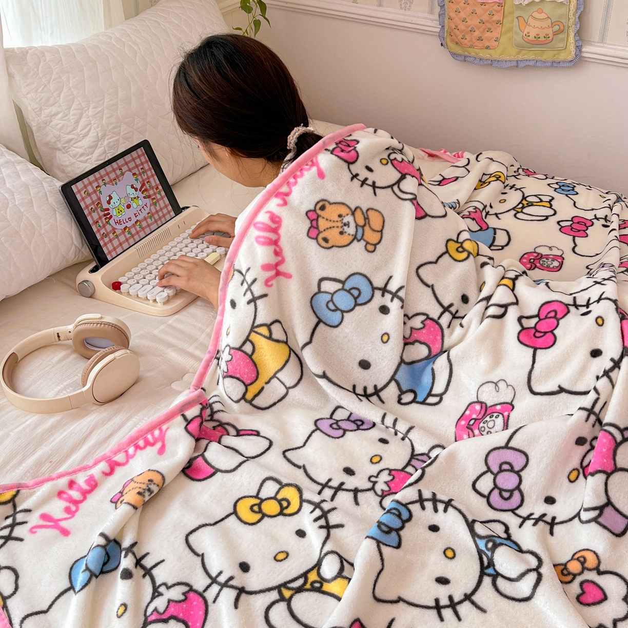 91家纺网 家纺一手货源 找家纺 富米莱（原臻工厂） 2025新款正版授权三丽鸥高克重卡通牛奶绒毛毯多功能毯子盖毯一搭配亮色包边 K t日记