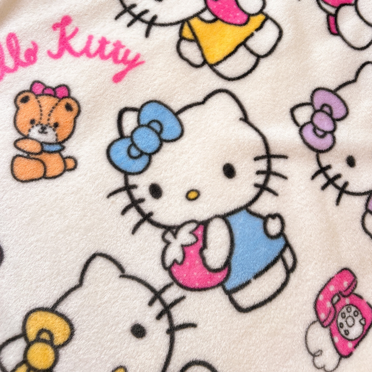 91家纺网 家纺一手货源 找家纺 富米莱（原臻工厂） 2025新款正版授权三丽鸥高克重卡通牛奶绒毛毯多功能毯子盖毯一搭配亮色包边 K t日记