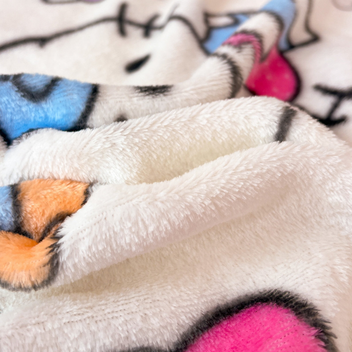 91家纺网 家纺一手货源 找家纺 富米莱（原臻工厂） 2025新款正版授权三丽鸥高克重卡通牛奶绒毛毯多功能毯子盖毯一搭配亮色包边 K t日记