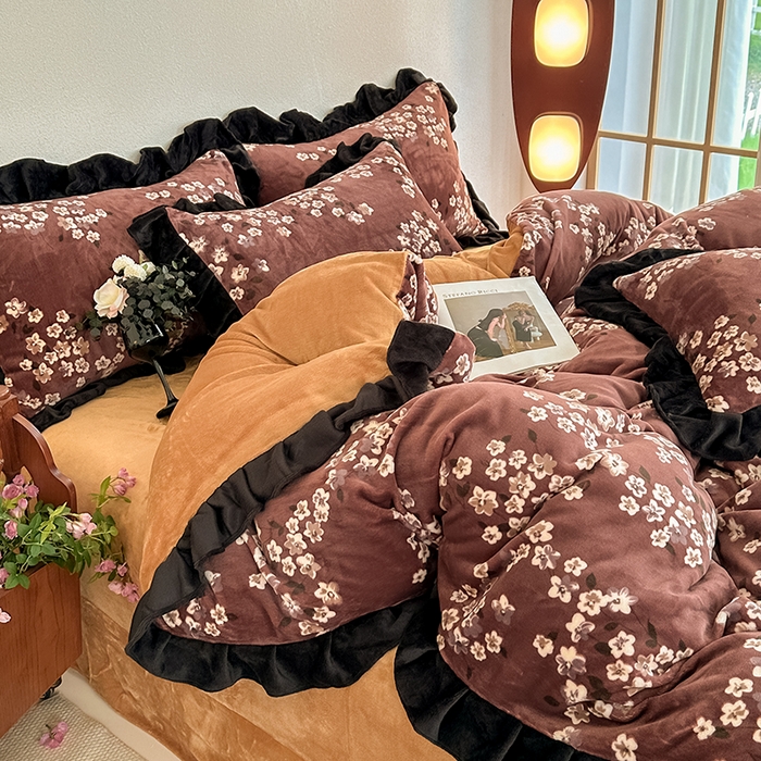 91家纺网 家纺一手货源 找家纺 亿品2025新款直播爆款韩版赫本风高克重牛奶绒四件套床裙款 8.5斤（有买家秀加v） 秋恋