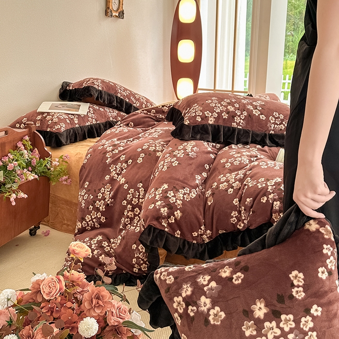 91家纺网 家纺一手货源 找家纺 亿品2025新款直播爆款韩版赫本风高克重牛奶绒四件套床裙款 8.5斤（有买家秀加v） 秋恋