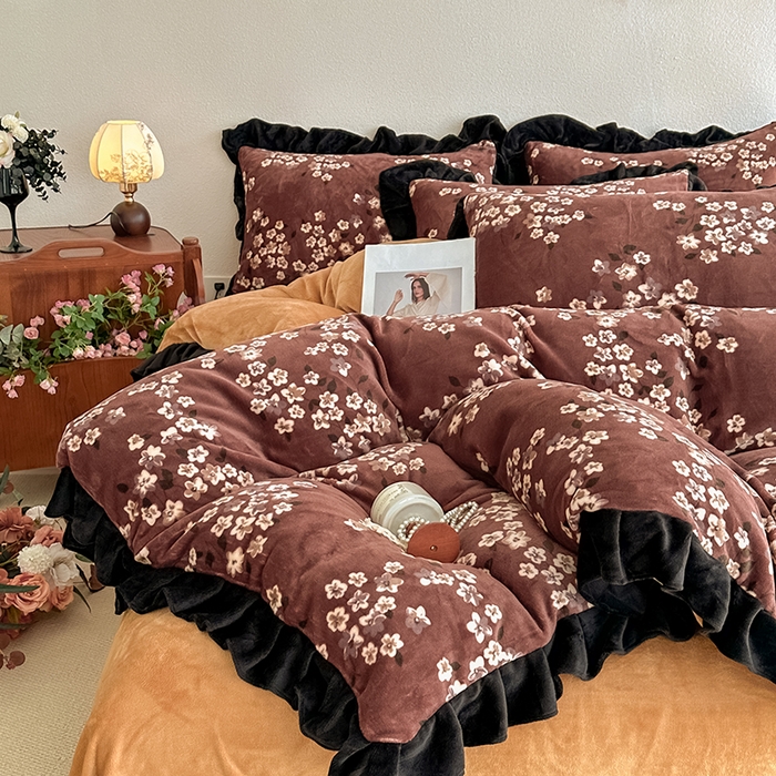 91家纺网 家纺一手货源 找家纺 亿品2025新款直播爆款韩版赫本风高克重牛奶绒四件套床裙款 8.5斤（有买家秀加v） 秋恋