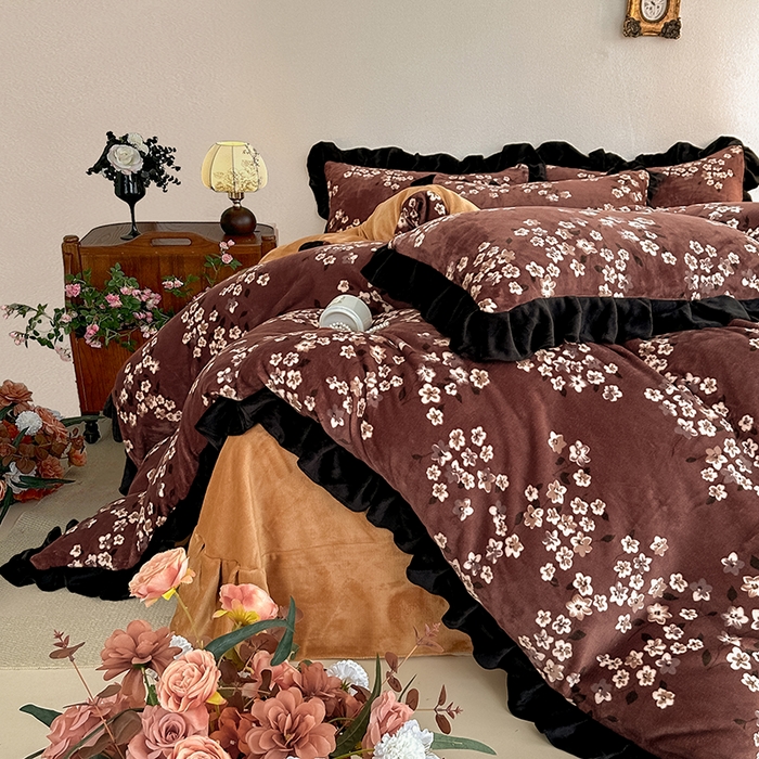 91家纺网 家纺一手货源 找家纺 亿品2025新款直播爆款韩版赫本风高克重牛奶绒四件套床裙款 8.5斤（有买家秀加v） 秋恋