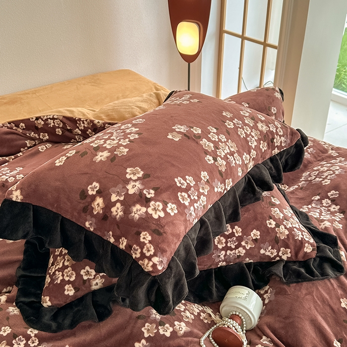 91家纺网 家纺一手货源 找家纺 亿品2025新款直播爆款韩版赫本风高克重牛奶绒四件套床裙款 8.5斤（有买家秀加v） 秋恋