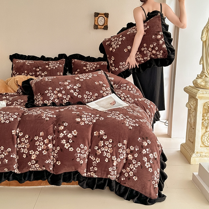 91家纺网 家纺一手货源 找家纺 亿品2025新款直播爆款韩版赫本风高克重牛奶绒四件套床裙款 8.5斤（有买家秀加v） 秋恋