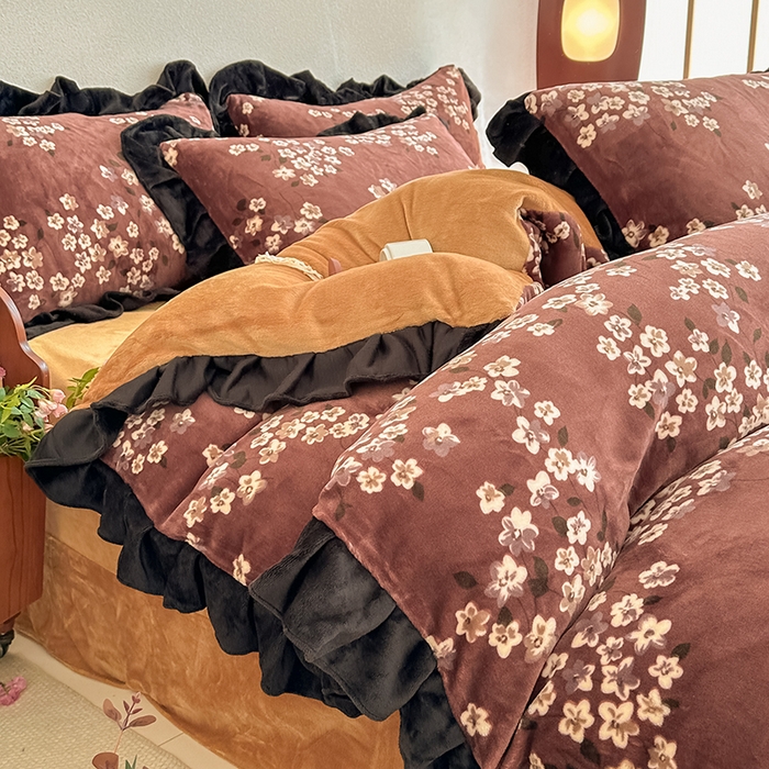 91家纺网 家纺一手货源 找家纺 亿品2025新款直播爆款韩版赫本风高克重牛奶绒四件套床裙款 8.5斤（有买家秀加v） 秋恋