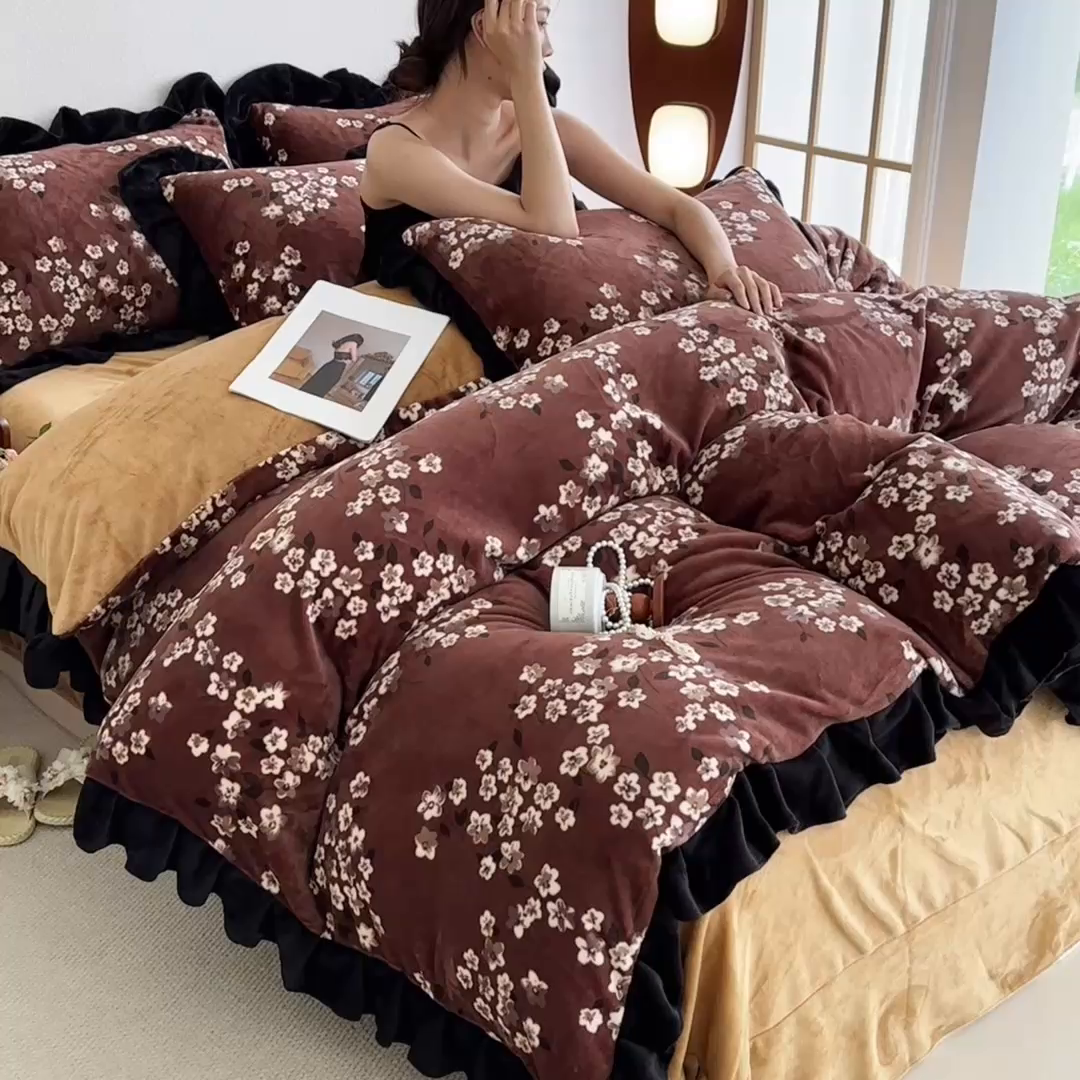 91家纺网 家纺一手货源 找家纺 亿品2025新款直播爆款韩版赫本风高克重牛奶绒四件套床裙款 8.5斤（有买家秀加v） 秋恋