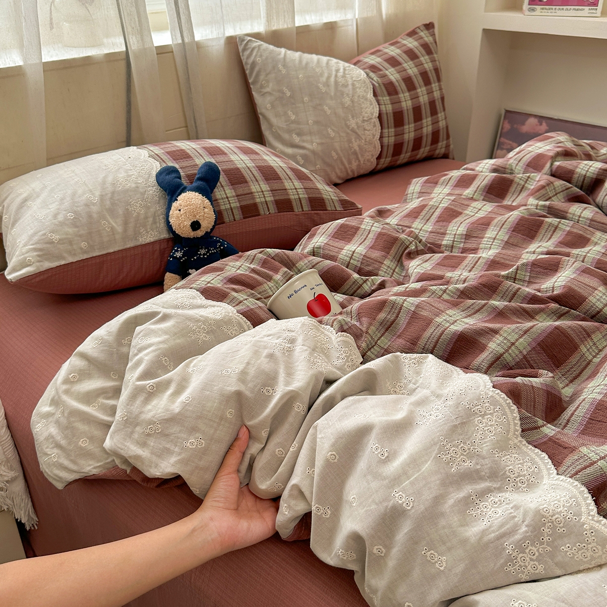 91家纺网 家纺一手货源 找家纺 晚爱家纺（原晚安家居） 2025新款韩系少女风蕾丝花边四件套云感木棉双层纱-苏菲 苏菲·深咖格