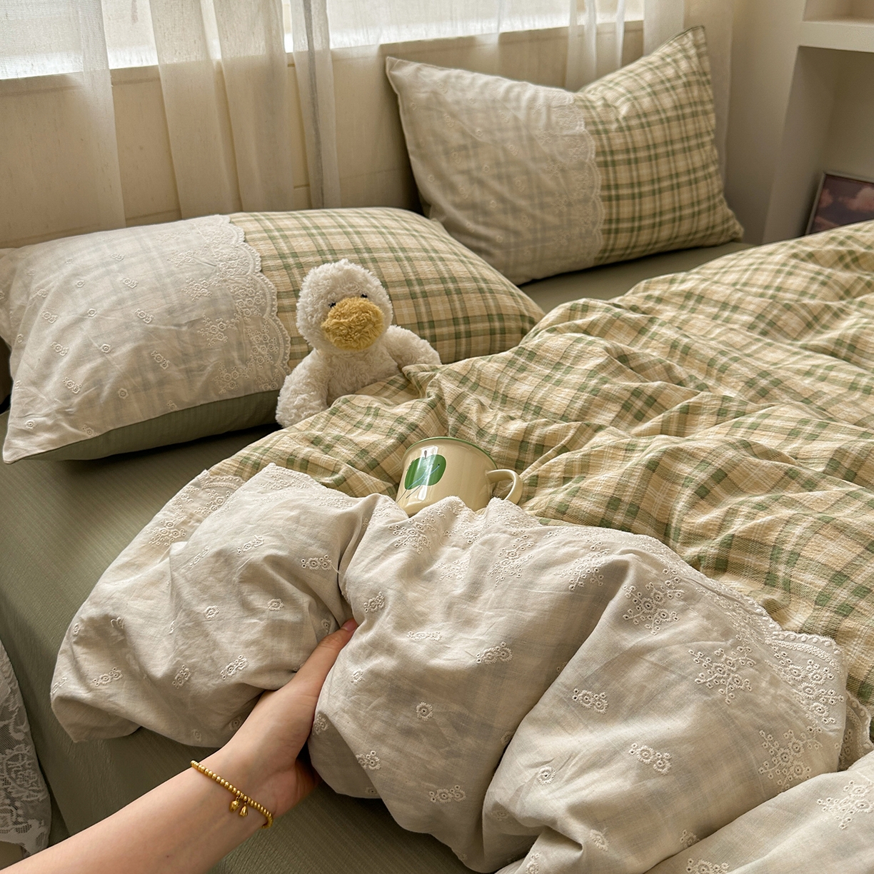 91家纺网 家纺一手货源 找家纺 晚爱家纺（原晚安家居） 2025新款韩系少女风蕾丝花边四件套云感木棉双层纱-苏菲 苏菲·浅绿格