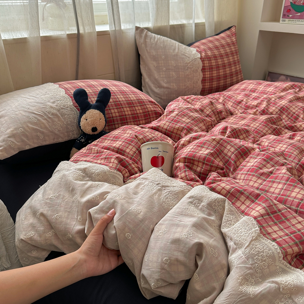 91家纺网 家纺一手货源 找家纺 晚爱家纺（原晚安家居） 2025新款韩系少女风蕾丝花边四件套云感木棉双层纱-苏菲 苏菲·大红格