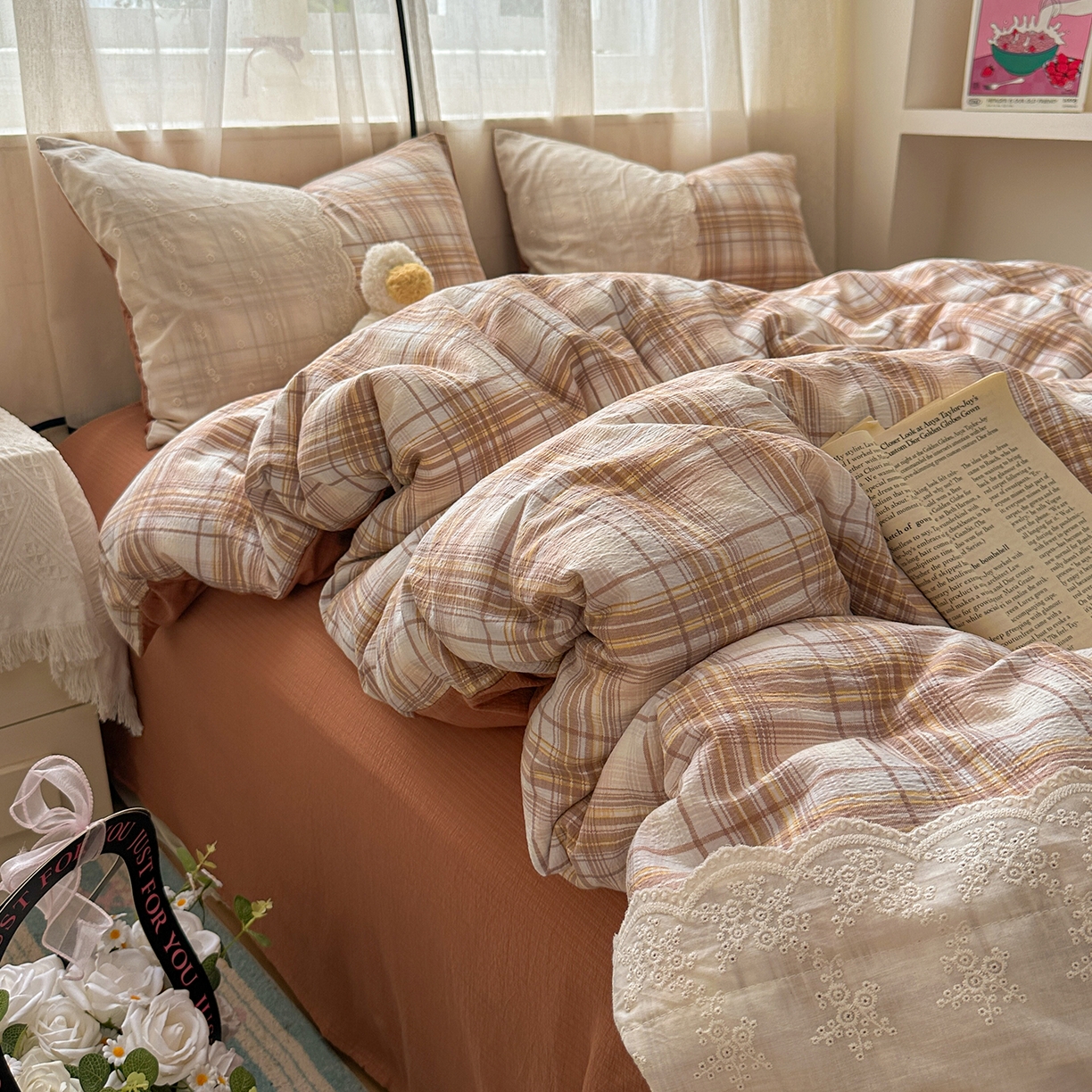 91家纺网 家纺一手货源 找家纺 晚爱家纺（原晚安家居） 2025新款韩系少女风蕾丝花边四件套云感木棉双层纱-苏菲 苏菲·浅咖格