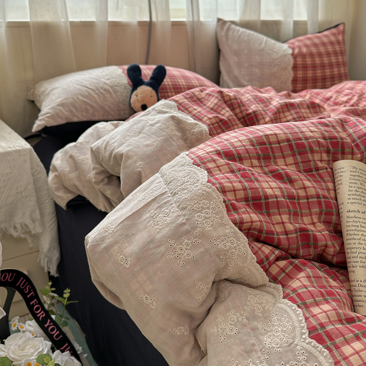 91家纺网 家纺一手货源 找家纺 晚爱家纺（原晚安家居） 2025新款韩系少女风蕾丝花边四件套云感木棉双层纱-苏菲 苏菲·大红格