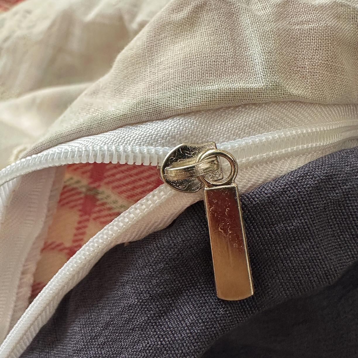 91家纺网 家纺一手货源 找家纺 晚爱家纺（原晚安家居） 2025新款韩系少女风蕾丝花边四件套云感木棉双层纱-苏菲 苏菲·大红格