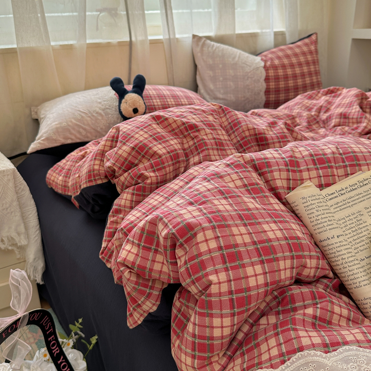 91家纺网 家纺一手货源 找家纺 晚爱家纺（原晚安家居） 2025新款韩系少女风蕾丝花边四件套云感木棉双层纱-苏菲 苏菲·大红格