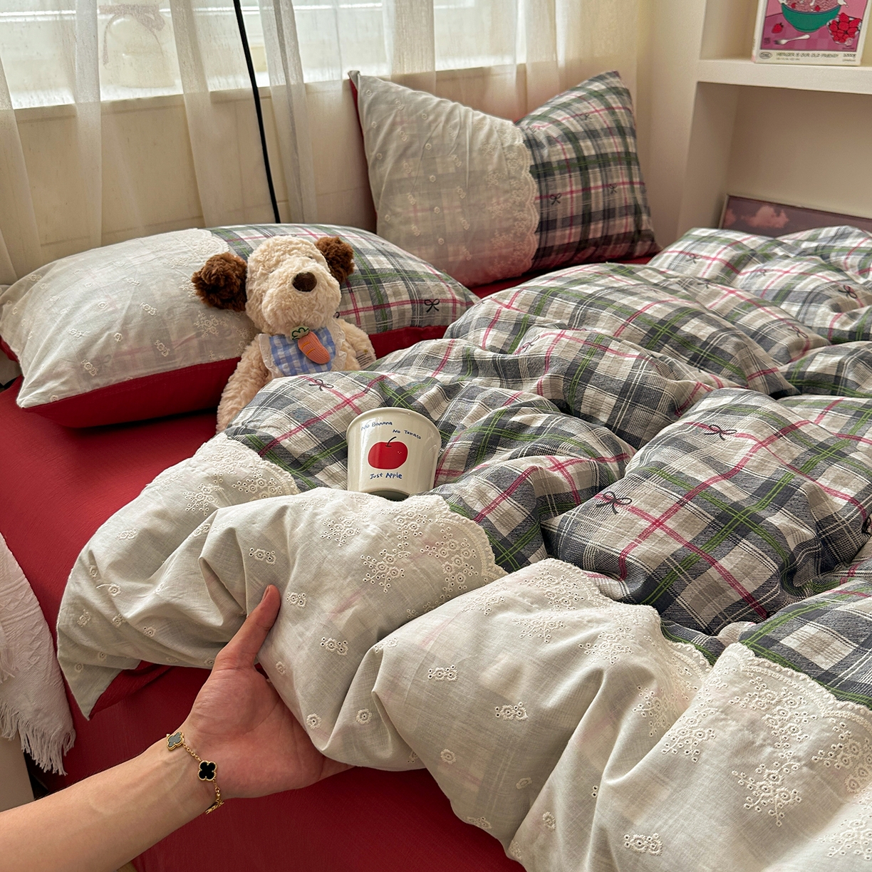 91家纺网 家纺一手货源 找家纺 晚爱家纺（原晚安家居） 2025新款韩系少女风蕾丝花边四件套云感木棉双层纱-苏菲 苏菲·红绿格