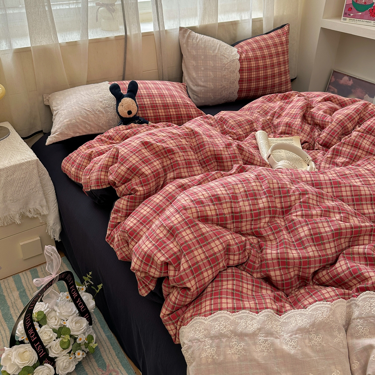 91家纺网 家纺一手货源 找家纺 晚爱家纺（原晚安家居） 2025新款韩系少女风蕾丝花边四件套云感木棉双层纱-苏菲 苏菲·大红格