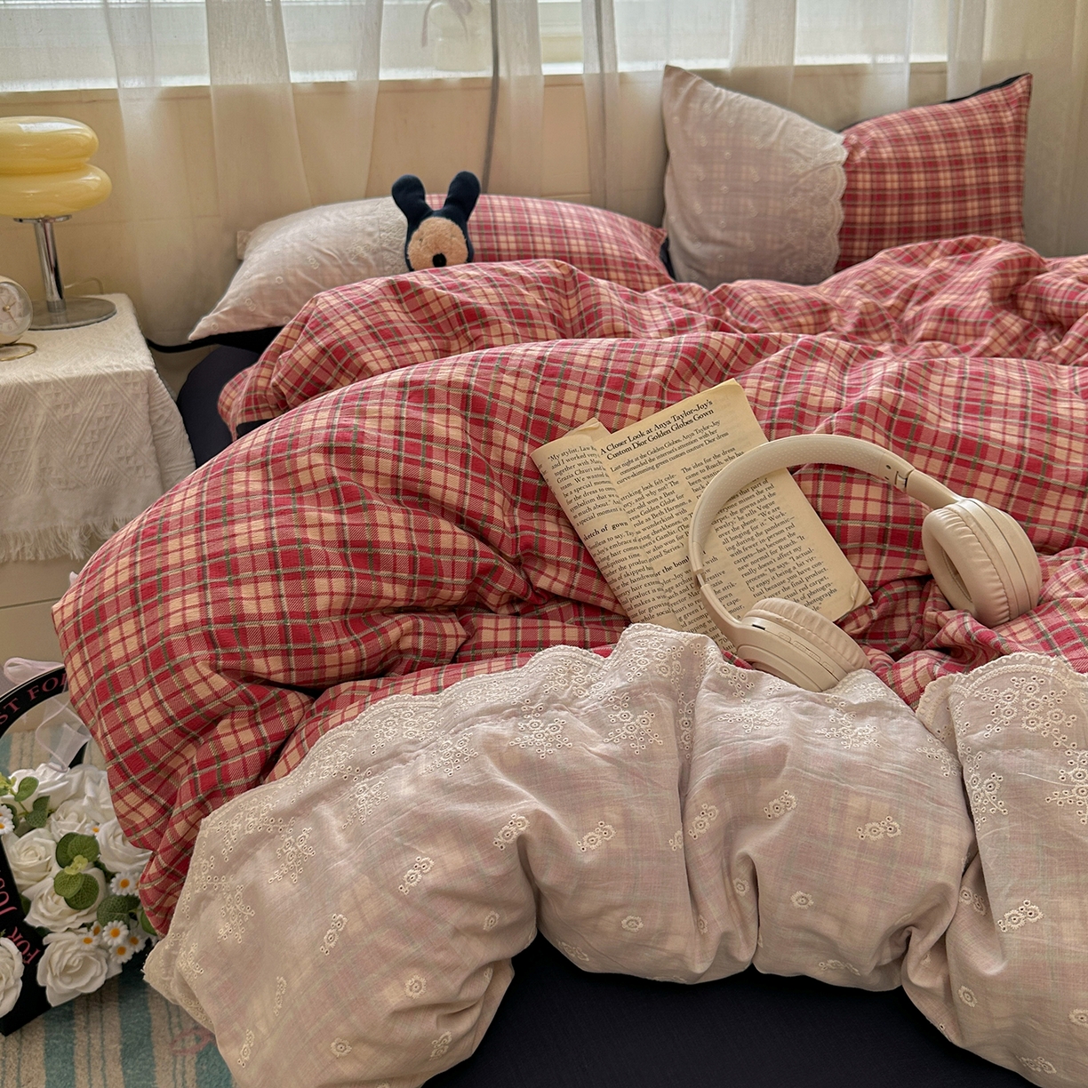 91家纺网 家纺一手货源 找家纺 晚爱家纺（原晚安家居） 2025新款韩系少女风蕾丝花边四件套云感木棉双层纱-苏菲 苏菲·大红格