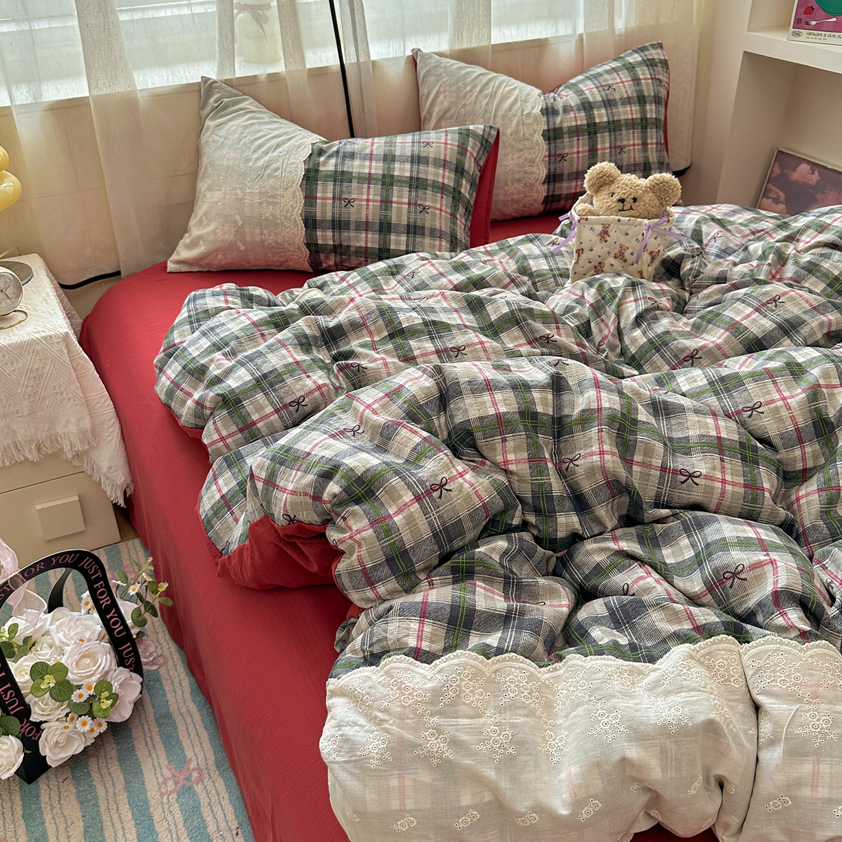 91家纺网 家纺一手货源 找家纺 晚爱家纺（原晚安家居） 2025新款韩系少女风蕾丝花边四件套云感木棉双层纱-苏菲 苏菲·红绿格