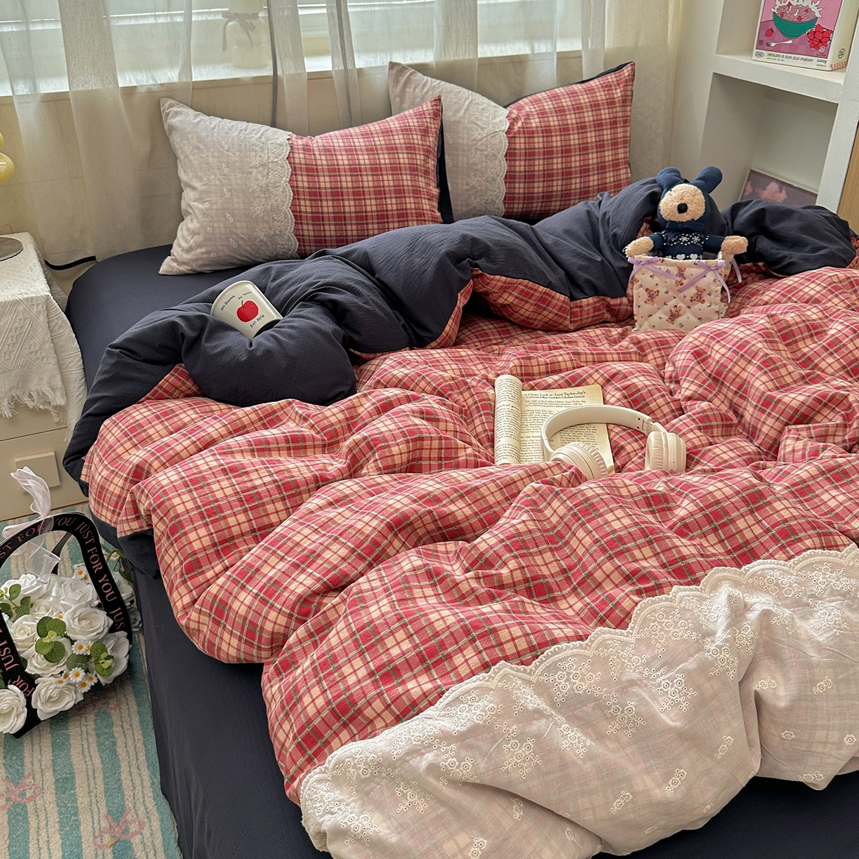 91家纺网 家纺一手货源 找家纺 晚爱家纺（原晚安家居） 2025新款韩系少女风蕾丝花边四件套云感木棉双层纱-苏菲 苏菲·大红格