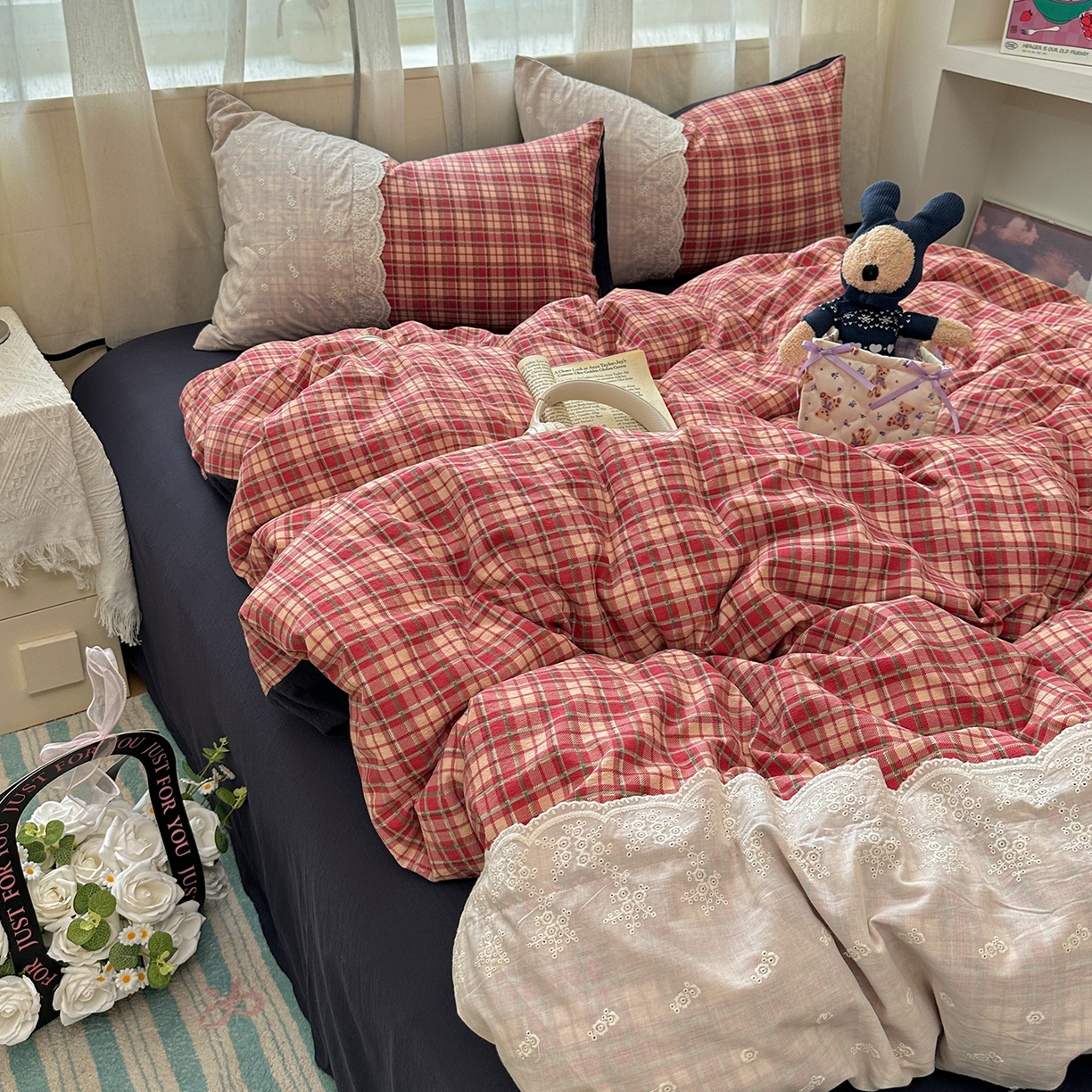 91家纺网 家纺一手货源 找家纺 晚爱家纺（原晚安家居） 2025新款韩系少女风蕾丝花边四件套云感木棉双层纱-苏菲 苏菲·大红格