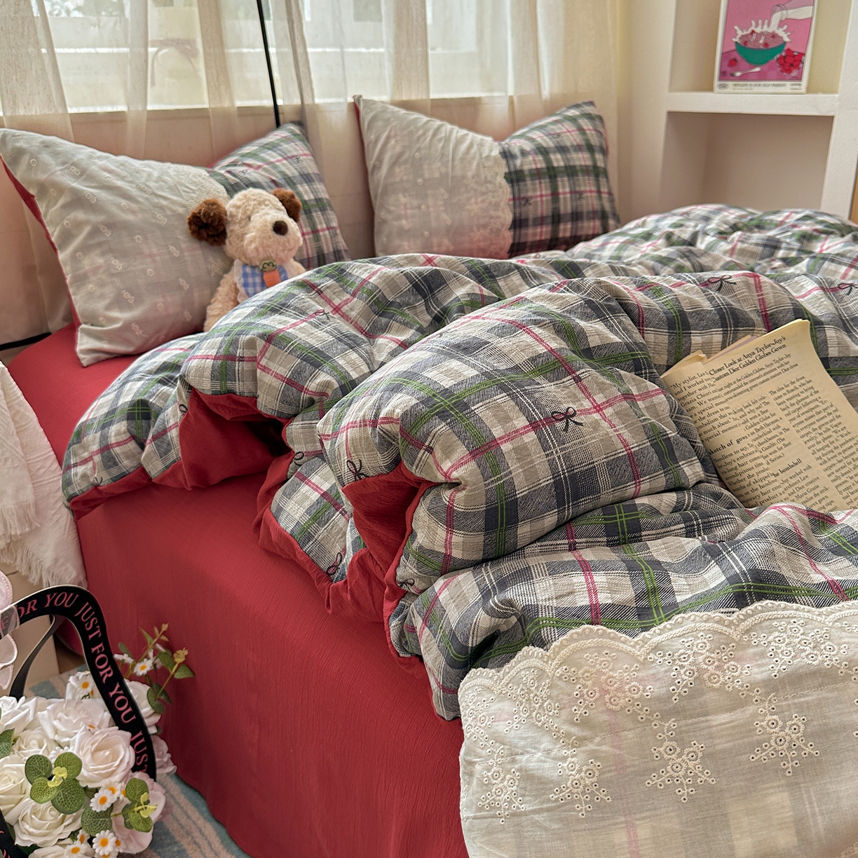 91家纺网 家纺一手货源 找家纺 晚爱家纺（原晚安家居） 2025新款韩系少女风蕾丝花边四件套云感木棉双层纱-苏菲 苏菲·红绿格