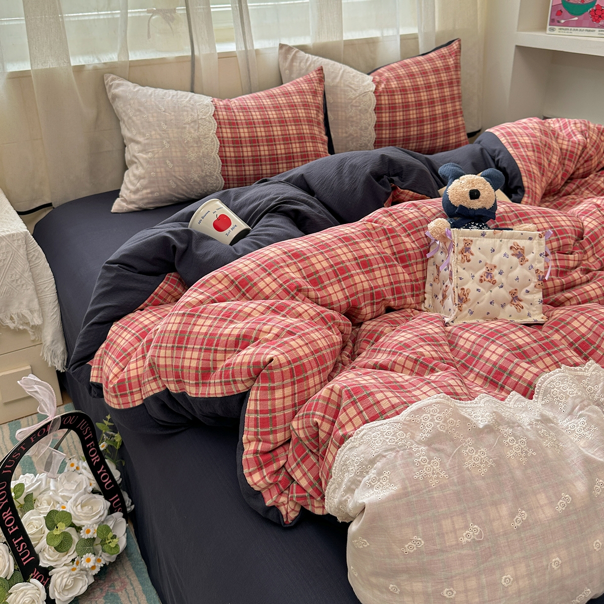 91家纺网 家纺一手货源 找家纺 晚爱家纺（原晚安家居） 2025新款韩系少女风蕾丝花边四件套云感木棉双层纱-苏菲 苏菲·大红格